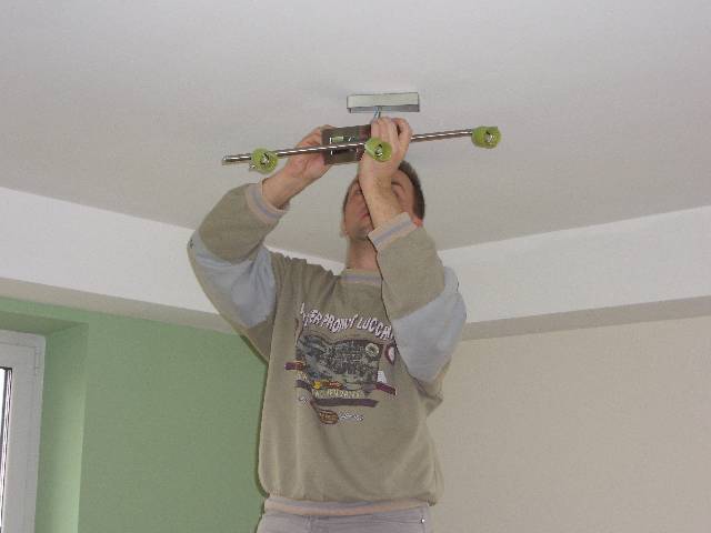 12 Wir haben auch schon begonnen, die Lampen zu montieren. Die kommt �ber die Sitzecke in der K�che.