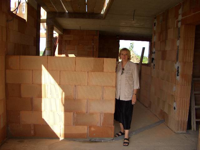 CIMG0359 Diese Mauer wird gleich eine St�tze f�r die Stiege ins OG, die auch n�chste Woche kommt.