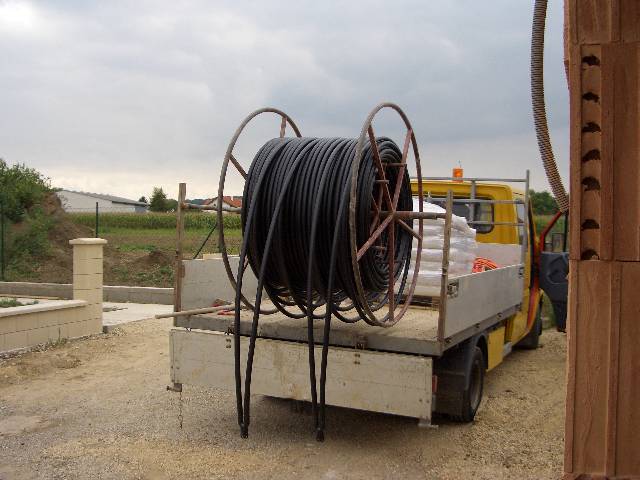 CIMG0587 Diese Rohre wurden dann in die 2 x 100m tiefen L�cher eingef�delt.