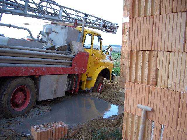 CIMG0618 Dann am Donnerstag der gro�e Schreck: Beim Zur�ckschieben ist der LKW in der weichen Erde der Baugrube stecken geblieben. W�re er weiter eingesunken, w�re er im Haus gelandet.