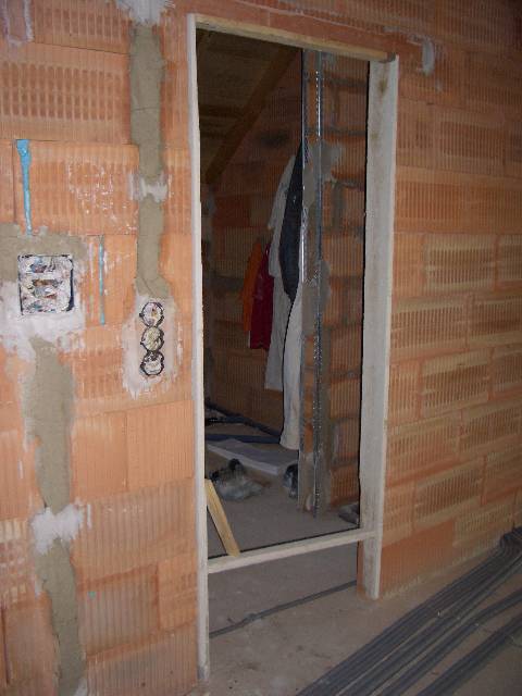 CIMG0871 Die T�r�ffnungen bekamen Holzrahmen.