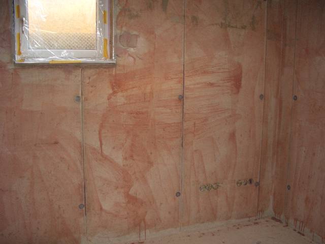 CIMG0876 Die zu verputzenden Betonw�nde im Keller bekamen einen Anstrich, damit der Putz h�lt.