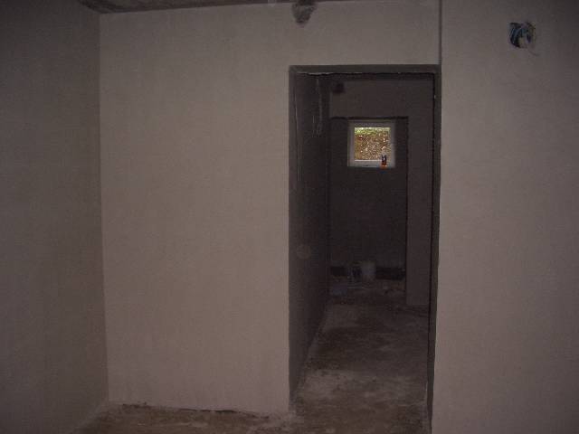 CIMG0892 Am Montag wurde der Keller verputzt. Blick vom G�stezimmer �ber den Vorraum in den Partykeller.