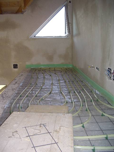 CIMG1087 Im Obergescho� haben wir ein Gitter benutzt, damit mehr Estrich dr�ber Platz hat.
