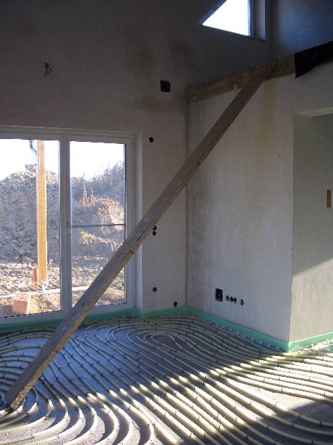 CIMG1151 und von unten mit einem Holz abst�tzen. Wenn das nicht gehalten h�tte, w�re uns alles runtergeronnen.