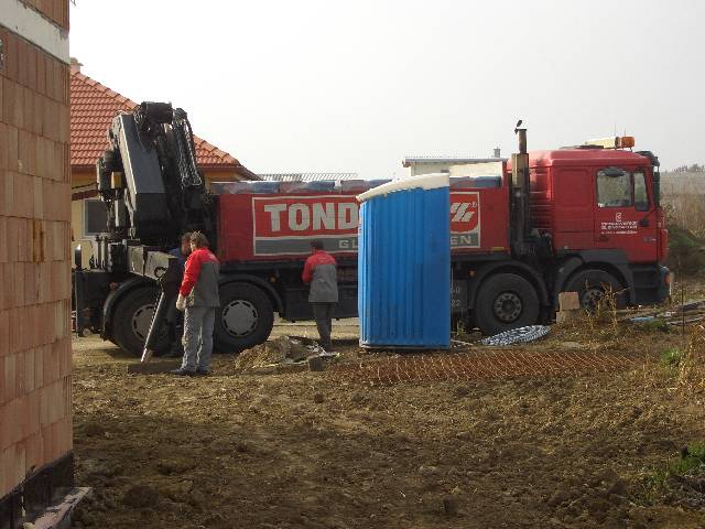 CIMG1198 Am Mittwoch kam die Fa. Tondach Gleinst�tten um unsere Dachziegel auszutauschen. Die erste Lieferung war ja nicht in einer einheitlichen Farbe.