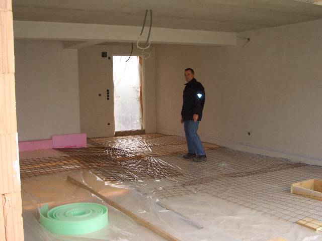 CIMG1222 In der Garage sind hatten wir ein ziemliches Gef�lle zur �lfanggrube zu basteln.