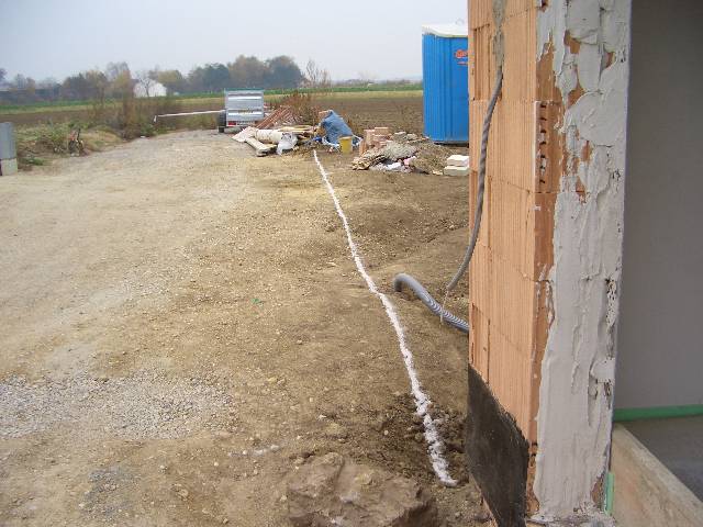 CIMG1265 Damit wir endlich alles zusch�tten und das Niveau des Grundst�ckes ausgleichen k�nnen haben wir hinter der Garage und auf der Stra�enseite ein Zaunfundament machen lassen.