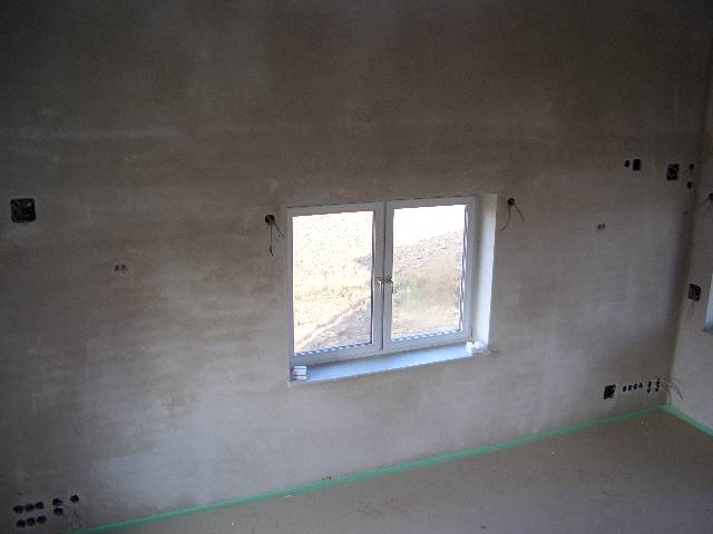 CIMG1295 Da die Heizung schon l�uft trocknet alles schneller. Im Wohnzimmer sieht man jetzt genau, wo die Wandheizungs-Schl�uche verlaufen. Ohne L�ften h�tten wir st�ndig 95 % Luftfeuchtigkeit.