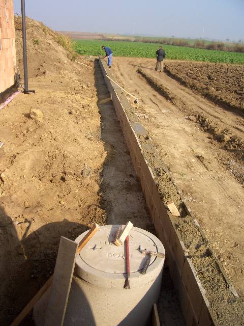 CIMG1299 Die Schalsteine werden nochmal mit Beton gef�llt.