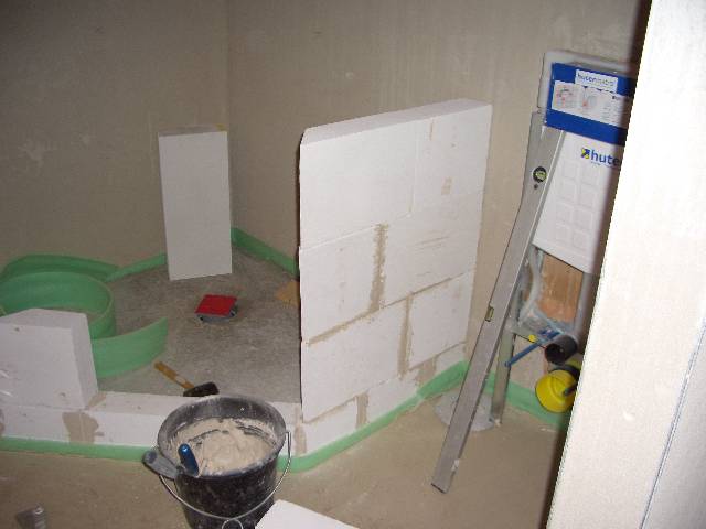 CIMG1337 Weil n�chste Woche das H�nge-WC eingemauert wird haben wir noch schnell eine Wand der Dusche aufgestellt.