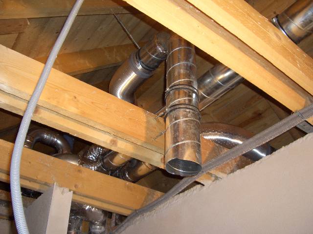 CIMG1341 Und damit die Trockenbauer es leichter haben war der Installateur da und hat die L�ftungsrohre verlegt.