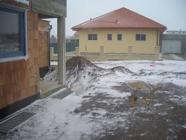 CIMG1453 Am Montag wurde uns Erde vom Haufen im Garten nach vorne gebracht. Habe das ganze versucht, so gut wie m�glich zu verteilen, war aber leider zu wenig Erde, um das ganze Loch zu f�llen.