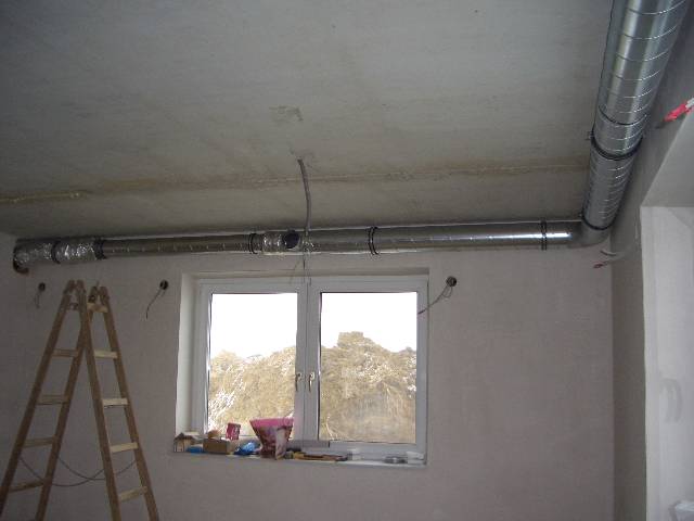 CIMG1456 Unser Installateur hat im ganzen Haus die Rohre f�r die Wohnrauml�ftung verlegt. So sieht das dann in der K�che aus.