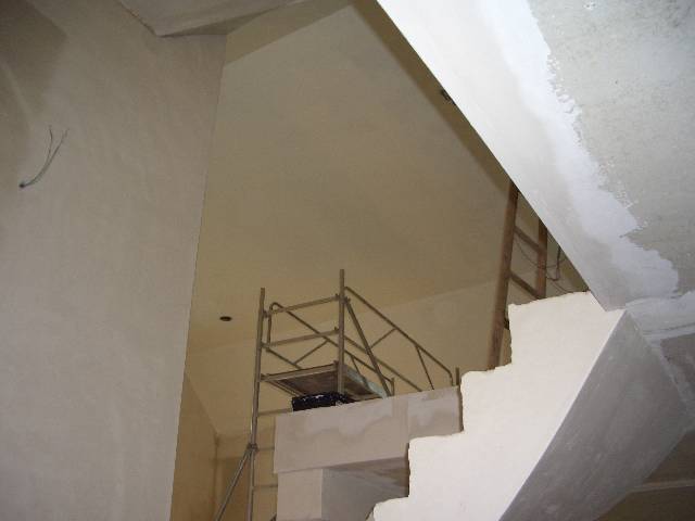 CIMG1470 Der Installateur hatte ein Ger�st mit und das habe ich gleich ausgen�tzt, um die Decke im Wohnzimmer auf 5,60 m H�he zu streichen.