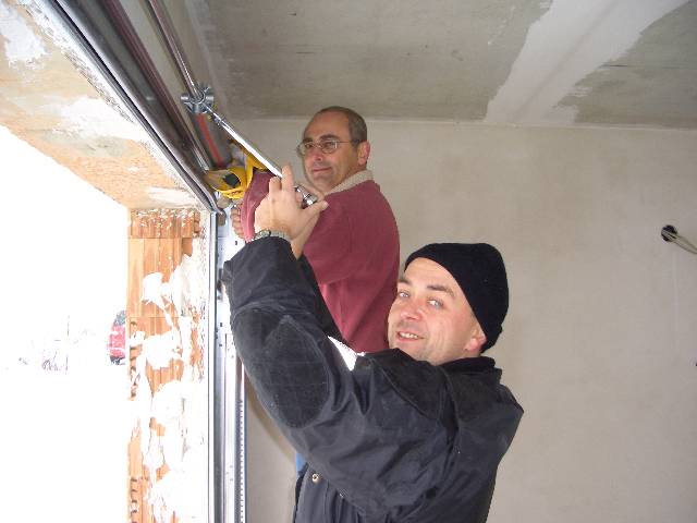CIMG1500 Kein Problem f�r Robert und Peter. Nochmals vielen Dank f�r die Mithilfe!!! Habt ihr toll hingebracht!
