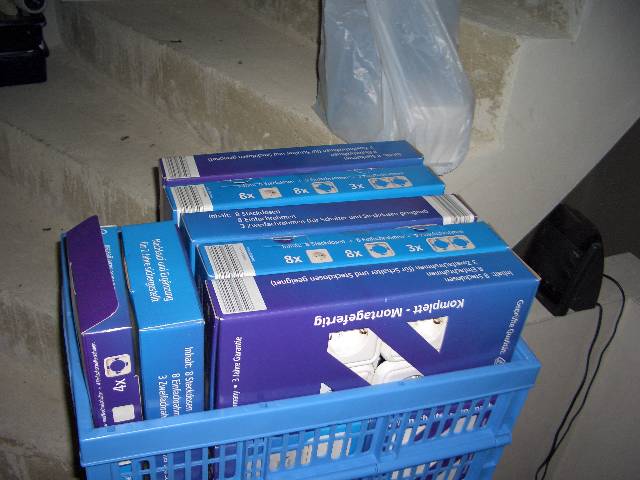 CIMG1549 Diese Steckdosen und Lichtschalter geh�ren noch montiert.