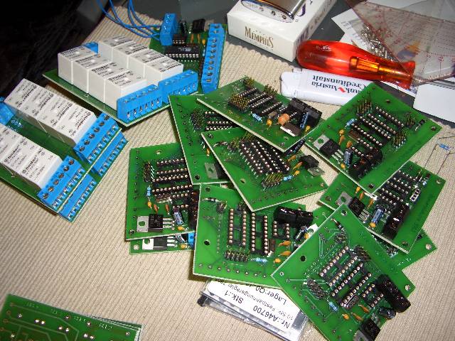 CIMG1557 Robert war am Sonntag sehr flei�ig und hat 9 Stunden ohne Pause gel�tet. Das wird ein Teil unseres Bus-Systems. Das steuert die komplette Elektrik im Haus.