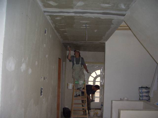 CIMG1582 Nun ist die Decke dran. Damit sie nachher sch�n gleichm��ig ist musste sie verspachtelt werden.