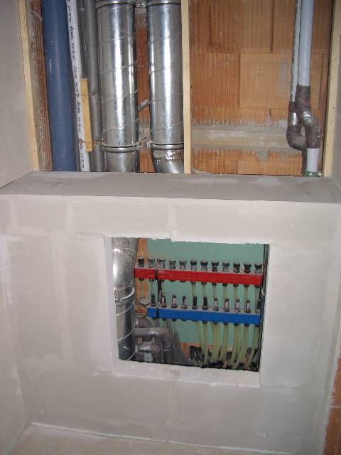 CIMG1609 Und der Installationsschacht im EG ist auch schon verkleidet. Da kommen oben Regalb�den rein und so haben wir in der Speis viel Platz gewonnen.