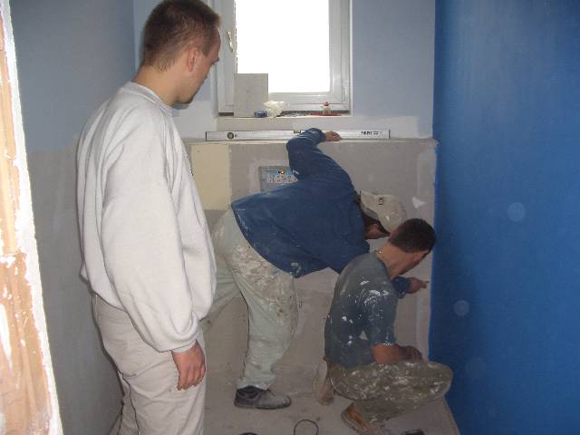 CIMG1778 Das WC ist hell- und dunkelblau geworden. Wir sind draufgekommen, dass es bei der Dr�ckergarnitur des WC�s reinzieht. Drum musste die Verkleidung der Innenausbauer nochmal runter.