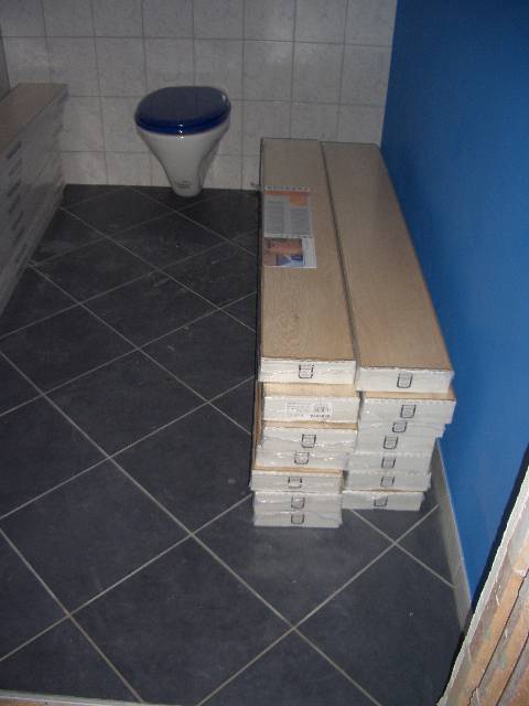 CIMG1850 Das Laminat f�r das Wohnzimmer haben wir inzwischen im Klo gelagert. Ist ja gro� genug.