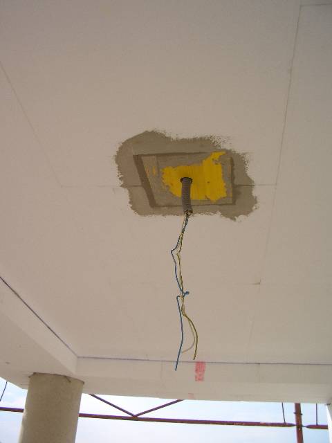 CIMG2258 Damit wir auf der 20cm Fassade sp�ter mal Lampen anschrauben k�nnen, wurden Platten eingeklebt.