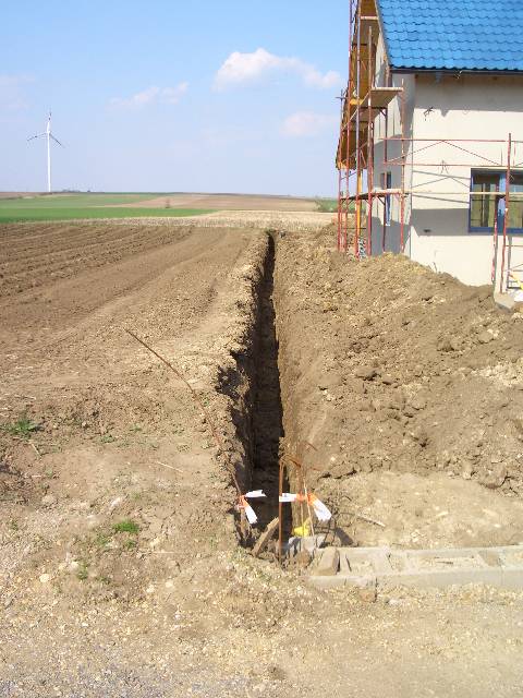 CIMG2296 Ist sch�n gerade geworden. Den Erdhaufen daneben m�ssen wir - wenn das Ger�st weg ist, noch im Garten verteilen. Wer will uns helfen? Anmeldungen bitte im G�stebuch!