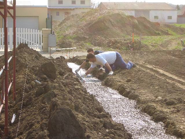 CIMG2316 Nachher alles sch�n glatt streichen, damit man die Schalsteine gerade drauf stellen kann.