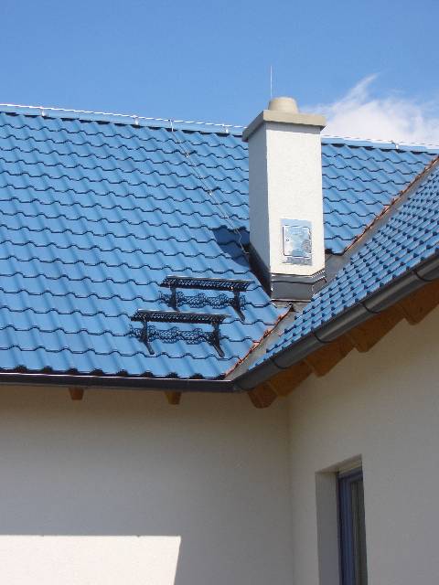 CIMG2381 Am Dach kamen diese Woche die Stufen, damit der Rauchfangkehrer nicht runter f�llt.
