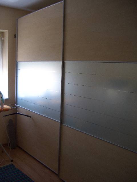 CIMG2608 Vis a vis der dazu geh�rige Schrank.