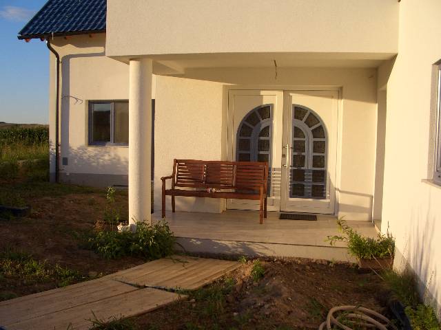 CIMG2709 Vor dem Haus haben wir ein neues Bankerl, auf dem wir wie ein altes Ehepaar sitzen k�nnen.