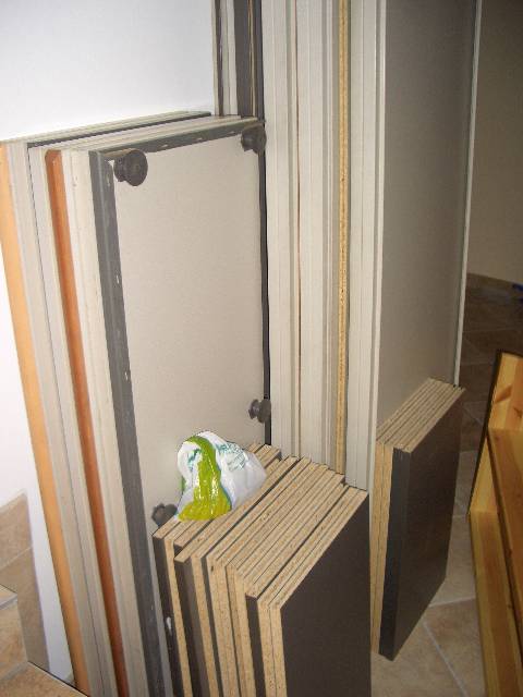 CIMG2871 Diese Schr�nke sollen bald Platz schaffen.