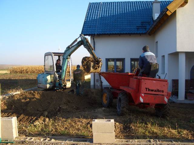 CIMG2899 Er schafft die �berz�hlige Erde weg.