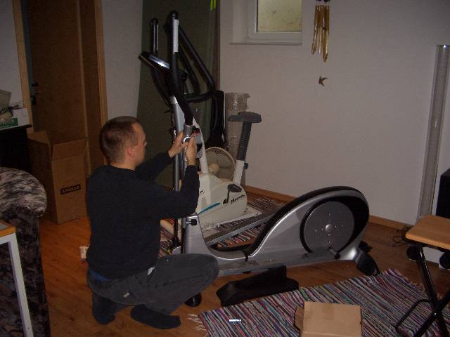 CIMG3041 Damit wir �ber den Winter nicht einrosten haben wir uns einen Crosstrainer gekauft.