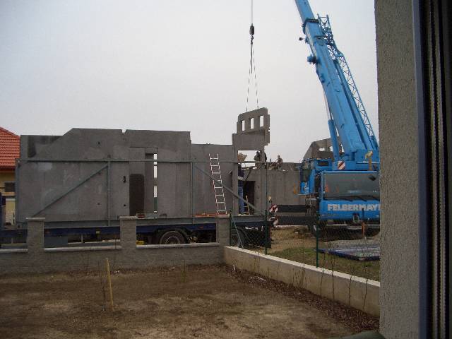 CIMG3630 Am n�chsten Tag bekam unser neuer Nachbar sein Haus geliefert.