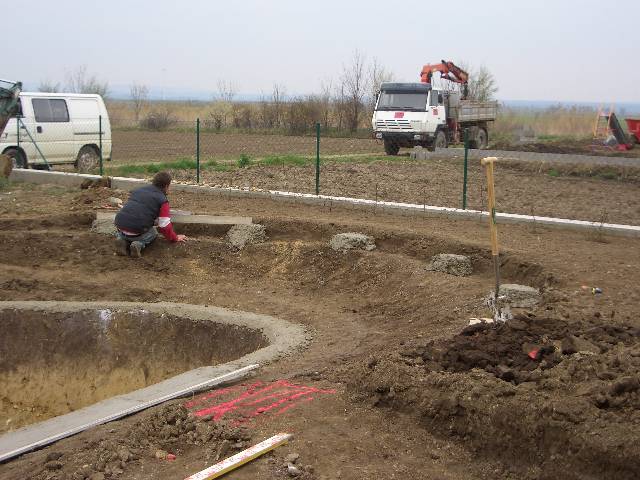 CIMG3643 Um den Teich kommt ein Kranz aus Sandstein-Pflastersteinen. Sieht nett aus und ist praktisch beim Rasenm�hen.