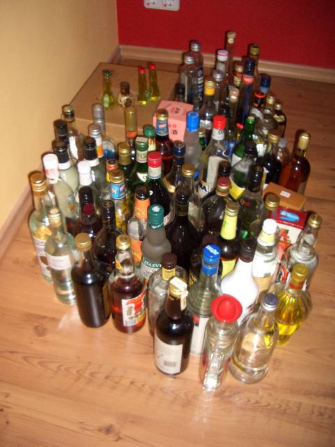 a15 Der Inhalt unserer Bar ist schon �bersiedelt. Die Party kann beginnen.