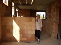 CIMG0359 Diese Mauer wird gleich eine St�tze f�r die Stiege ins OG, die auch n�chste Woche kommt.