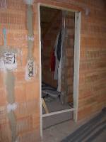 CIMG0871 Die T�r�ffnungen bekamen Holzrahmen.