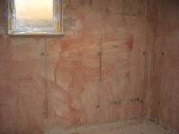 CIMG0876 Die zu verputzenden Betonw�nde im Keller bekamen einen Anstrich, damit der Putz h�lt.