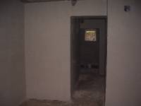 CIMG0892 Am Montag wurde der Keller verputzt. Blick vom G�stezimmer �ber den Vorraum in den Partykeller.