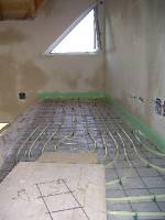 CIMG1087 Im Obergescho� haben wir ein Gitter benutzt, damit mehr Estrich dr�ber Platz hat.