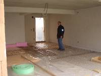 CIMG1222 In der Garage sind hatten wir ein ziemliches Gef�lle zur �lfanggrube zu basteln.