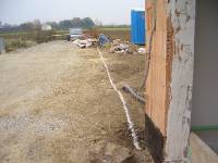 CIMG1265 Damit wir endlich alles zusch�tten und das Niveau des Grundst�ckes ausgleichen k�nnen haben wir hinter der Garage und auf der Stra�enseite ein Zaunfundament machen lassen.