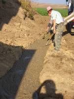 CIMG1281 Da passt aber viel mehr rein als wir gedacht hatten. Na macht nichts. Auf dieses Fundament k�nnen wir auch mal eine Burgmauer stellen, wenn wir wollen. Das Fundament h�lt das sicher aus. Vorerst wollen wir allerdings nur mit einem Maschendraht-Zaun beginnen.
