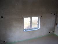 CIMG1295 Da die Heizung schon l�uft trocknet alles schneller. Im Wohnzimmer sieht man jetzt genau, wo die Wandheizungs-Schl�uche verlaufen. Ohne L�ften h�tten wir st�ndig 95 % Luftfeuchtigkeit.