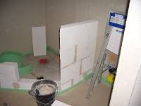 CIMG1337 Weil n�chste Woche das H�nge-WC eingemauert wird haben wir noch schnell eine Wand der Dusche aufgestellt.