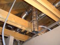 CIMG1341 Und damit die Trockenbauer es leichter haben war der Installateur da und hat die L�ftungsrohre verlegt.