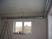 CIMG1456 Unser Installateur hat im ganzen Haus die Rohre f�r die Wohnrauml�ftung verlegt. So sieht das dann in der K�che aus.